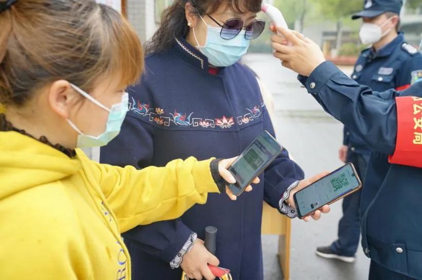 培训机构外教确诊，多地暂停线下教育：教培行业陷入严峻形势
